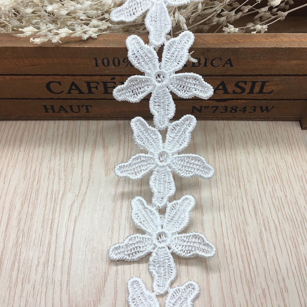 Embroidered Five-leaf Flower O - Lace Ribbon Trim recension och pris