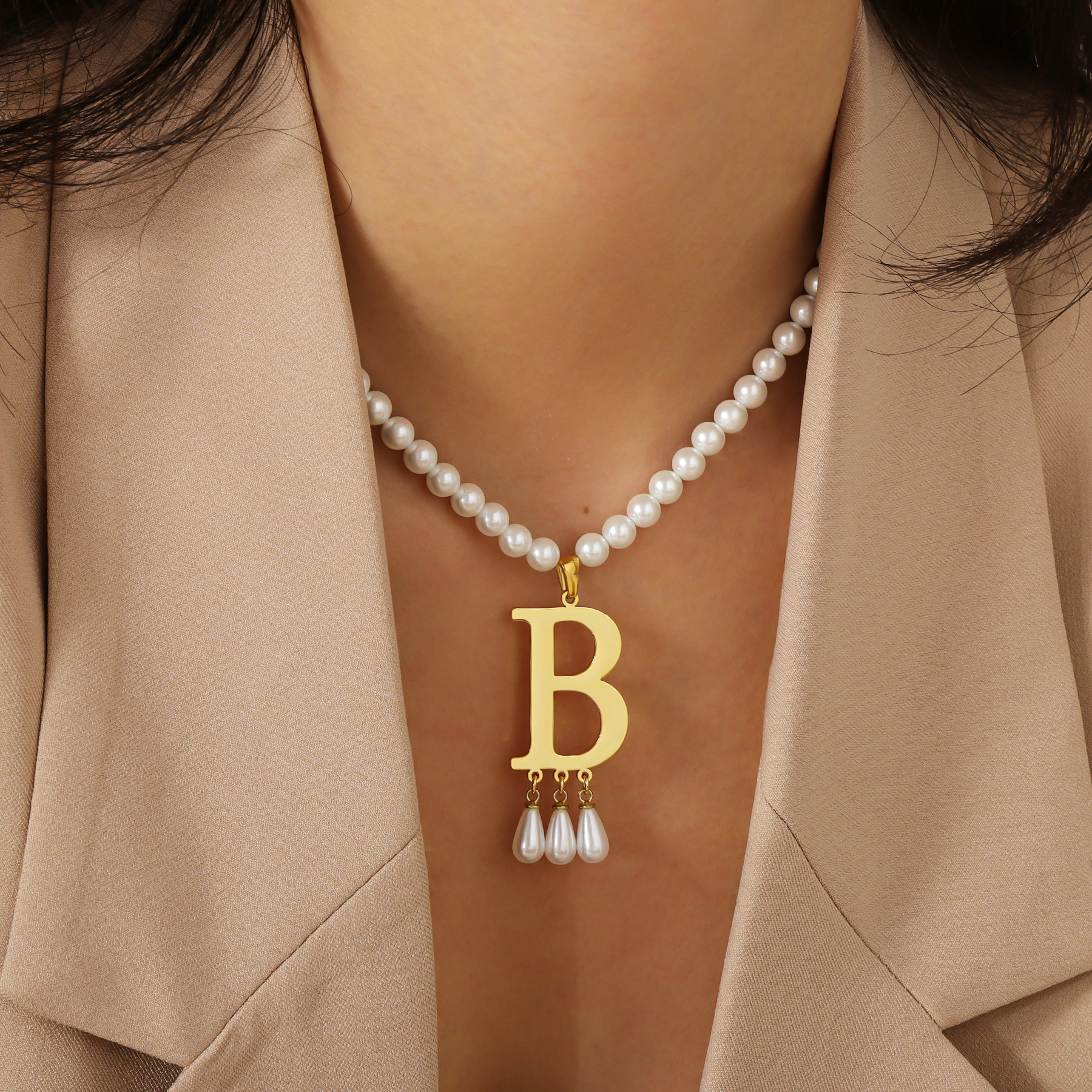 Customized Initial Pendant Lux - Pearl Trim Chain recension och pris