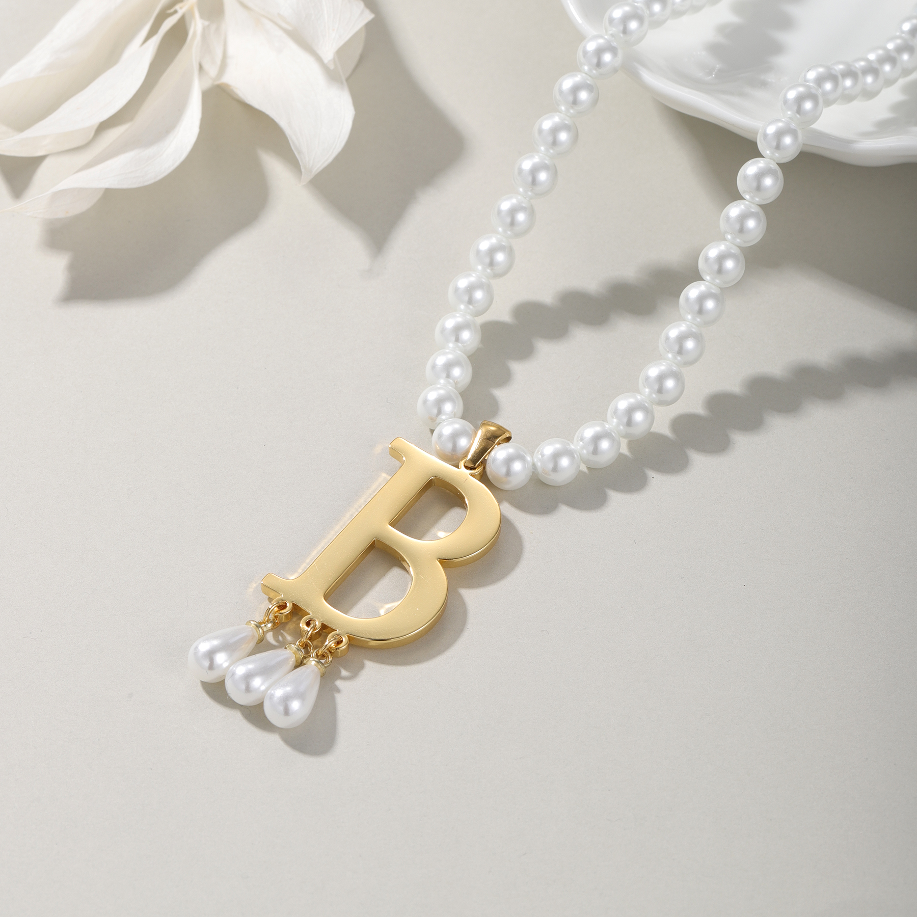 Customized Initial Pendant Lux - Pearl Trim Chain recension och pris