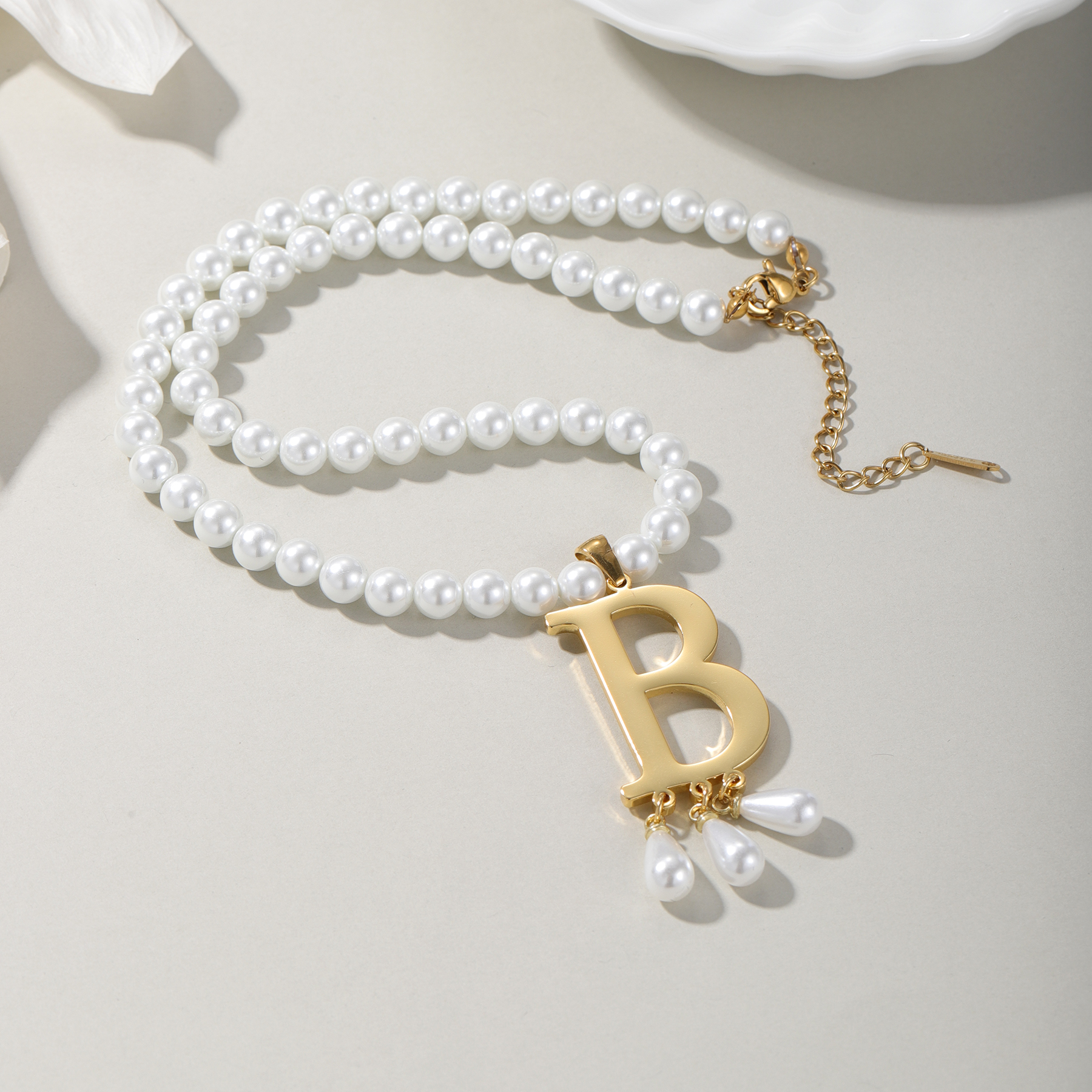 Customized Initial Pendant Lux - Pearl Trim Chain recension och pris